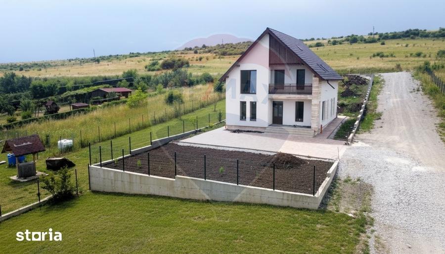 Casă cu 5 camere cu Teren 900 Mp în Ciurila