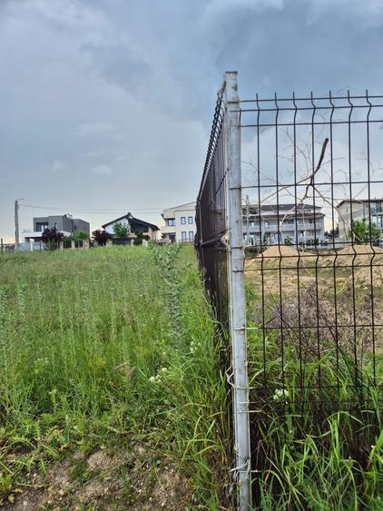 Teren Construcții intravilan de 333 mp, în Est