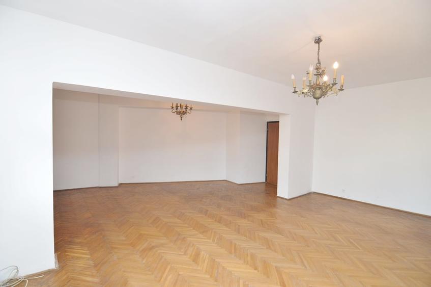 Apartament cu 4 camere semidecomandat în Cișmigiu