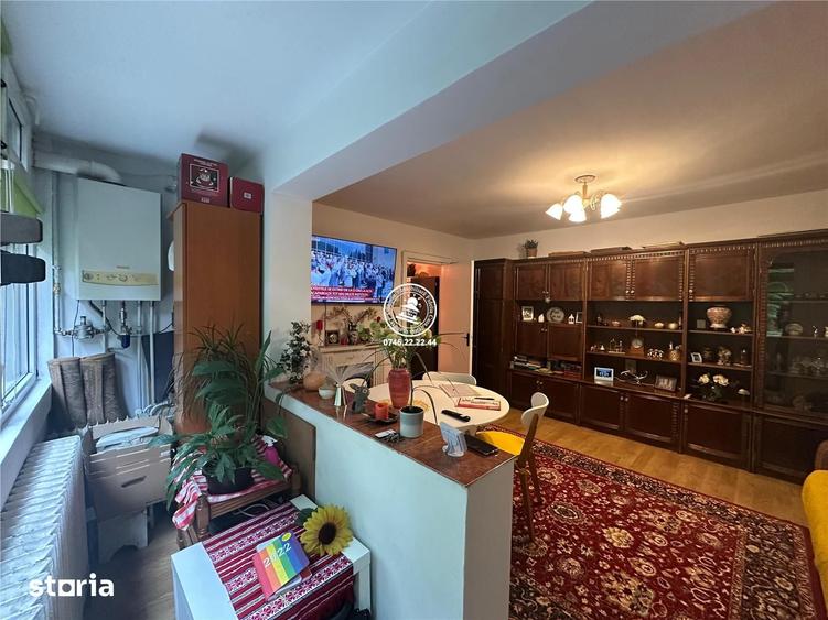 Apartament cu 3 camere semidecomandat, mobilat în Podul de Piatră