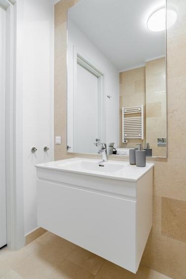 Apartament cu 2 camere semidecomandat, mobilat în 1 Mai