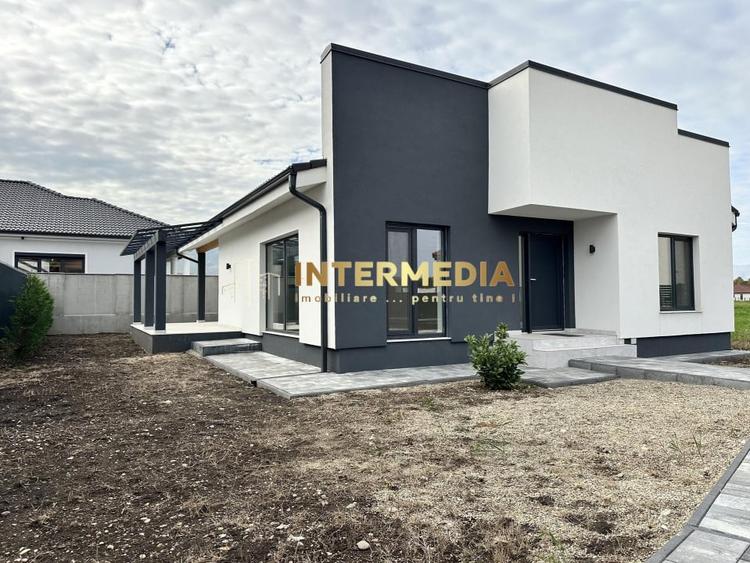 Casă individuală cu 3 camere cu Canalizare în Est