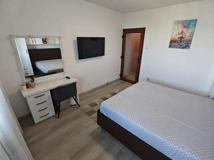 Apartament cu 3 camere decomandat în Alexandriei