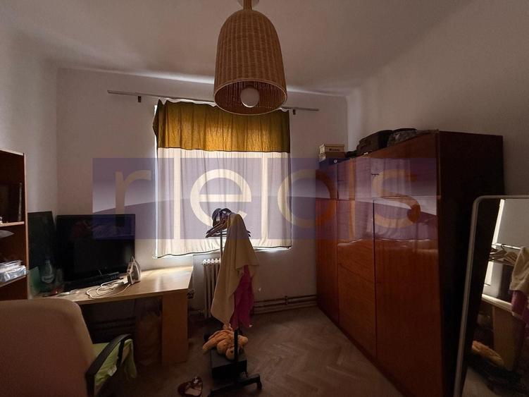 Casă individuală cu 6 camere cu Canalizare în Vitan