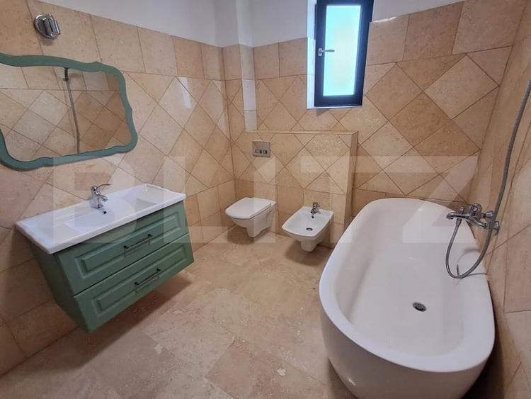 Casă individuală cu 4 camere cu Canalizare în Podul de Fier