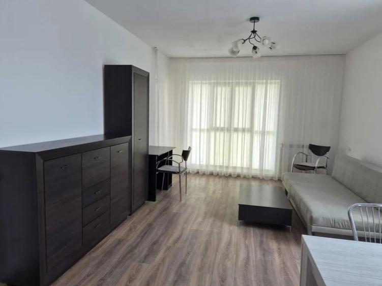Apartament cu 3 camere semidecomandat în Tătărași