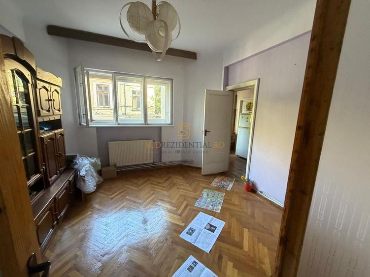 Apartament cu 4 camere semidecomandat în Universitate