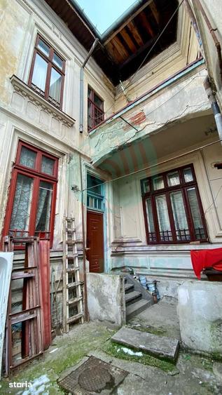 Casă cu 10 camere cu Teren 250 Mp în Timpuri Noi