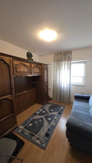Apartament cu 4 camere decomandat, mobilat în Tei
