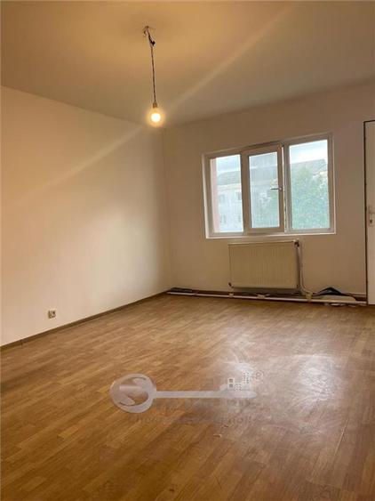 Apartament cu 3 camere decomandat în Nicolina