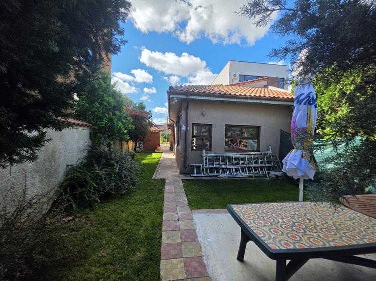 Casa Generoasa cu 2 Locuinte Separate, Garaj si Foisor in Zona Coiciu - Trocadero, Constanta - 1