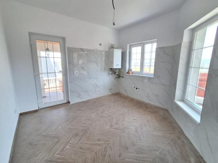 Casă individuală cu 4 camere cu Canalizare în Valea Adâncă