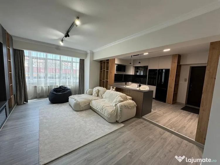 Apartament cu 4 camere decomandat în Central