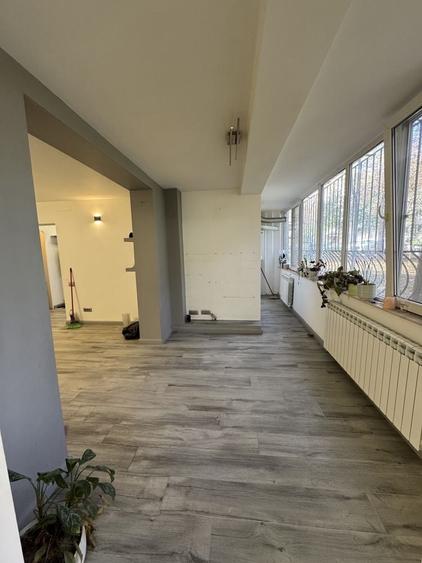 Apartament cu 3 camere semidecomandat în Tomis II