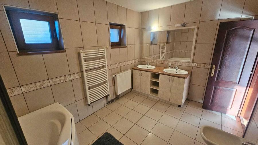 Casă cu 4 camere cu Teren 300 Mp în Central