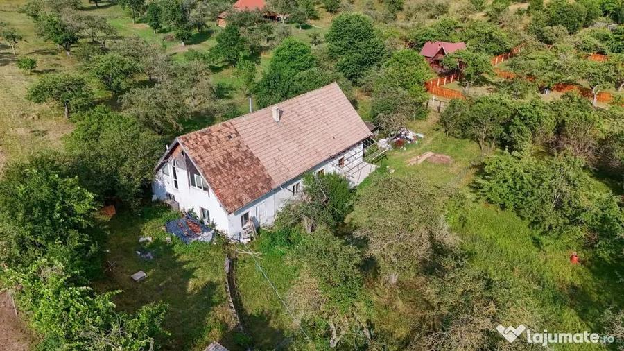 Casă cu 6 camere cu Teren 1000 Mp în Angheluș