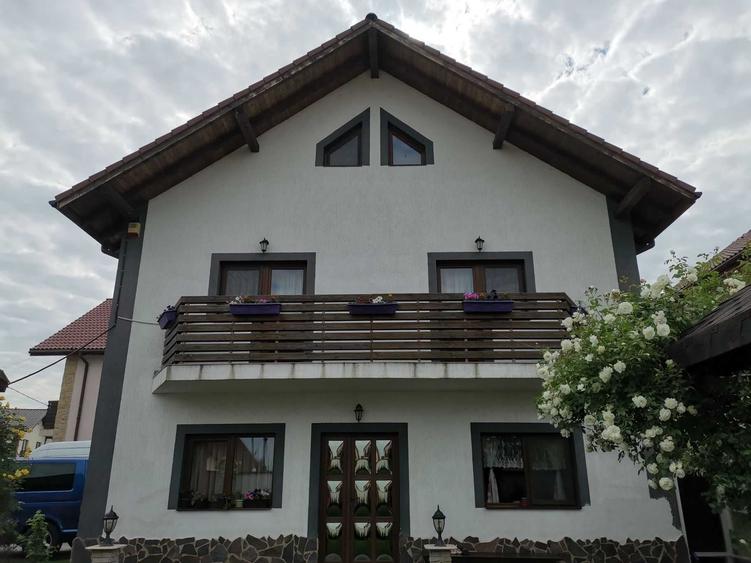 Casă cu 4 camere cu Teren 420 Mp în Piața Centrală