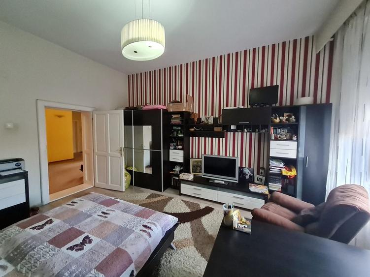 Casă individuală cu 8 camere cu Canalizare în Central