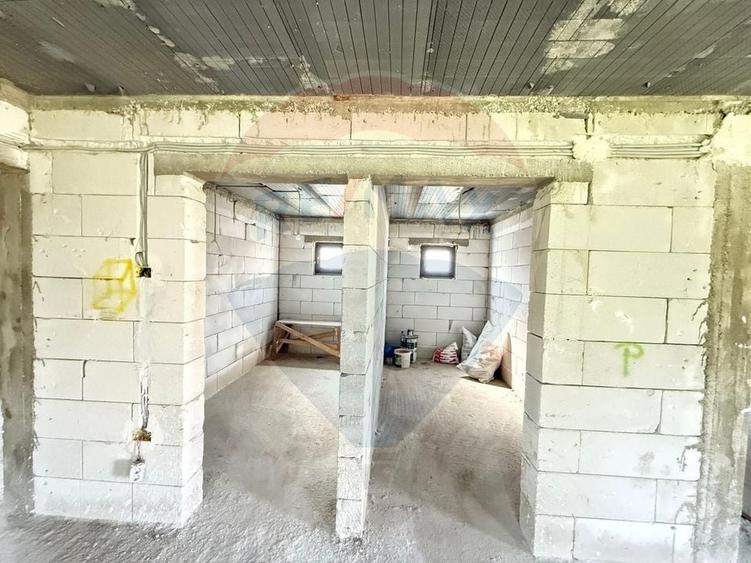 Casă individuală cu 7 camere cu Teren 1800 Mp în Preutești