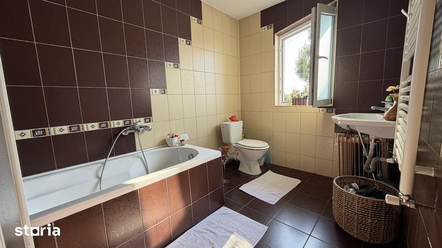 Casă cu 6 camere cu Teren 1000 Mp în Vărăști