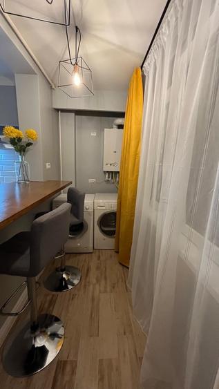 Apartament cu 3 camere semidecomandat, mobilat în Aradului