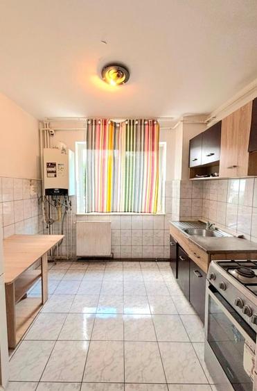 Apartament cu 3 camere decomandat în Prundu