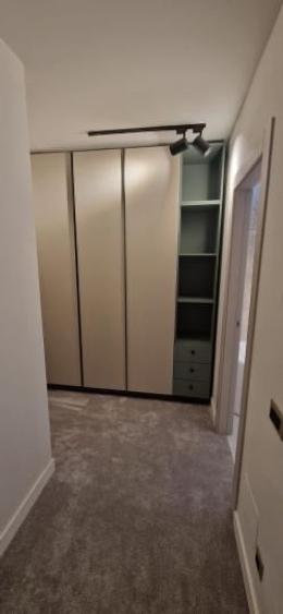 Apartament cu 3 camere semidecomandat, mobilat în Voluntari