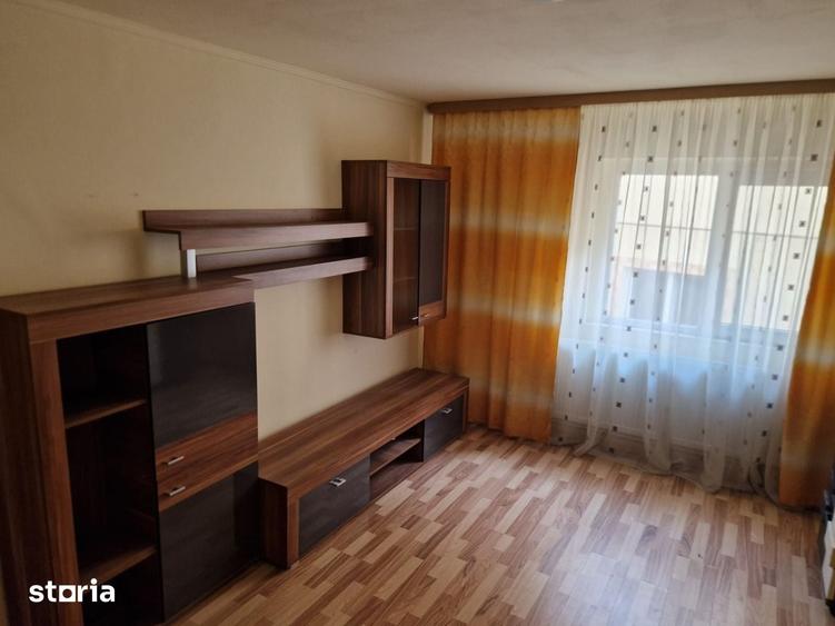 Apartament cu 4 camere decomandat în Micro 8