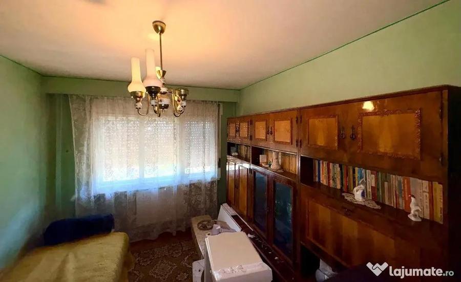 Apartament cu 4 camere decomandat în Central