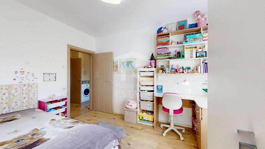 Apartament cu 4 camere semidecomandat, mobilat în Băneasa