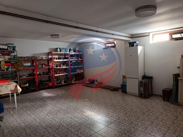 Casă individuală cu 7 camere cu Canalizare în Est