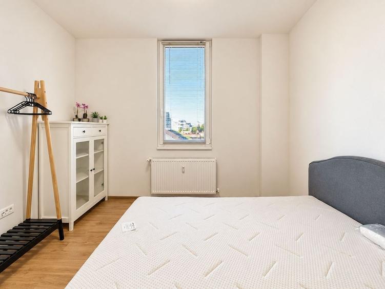 Apartament cu 3 camere semidecomandat, mobilat în Giroc