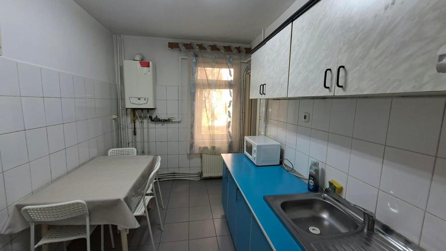 Apartament cu 3 camere decomandat în Cornișa