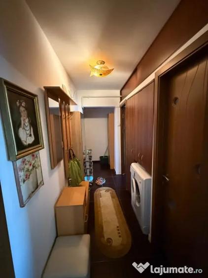 Apartament cu 2 camere semidecomandat în Craiovița Nouă