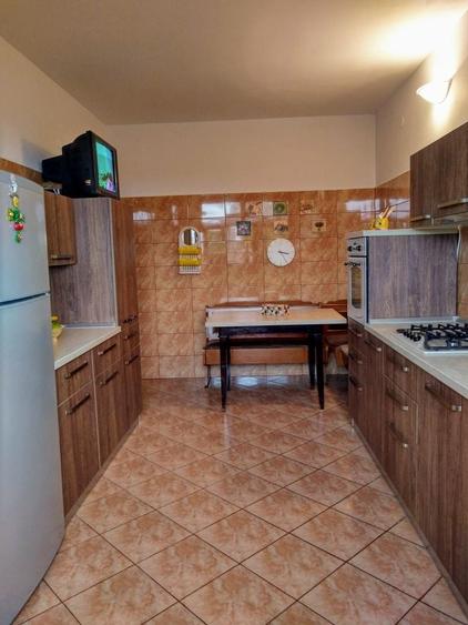 Casă cu 4 camere în Piscu