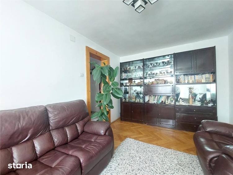Apartament cu 4 camere semidecomandat în Micro 5