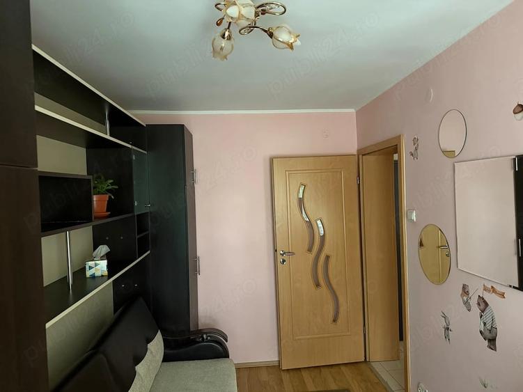 Apartament cu 3 camere semidecomandat în Tătărași