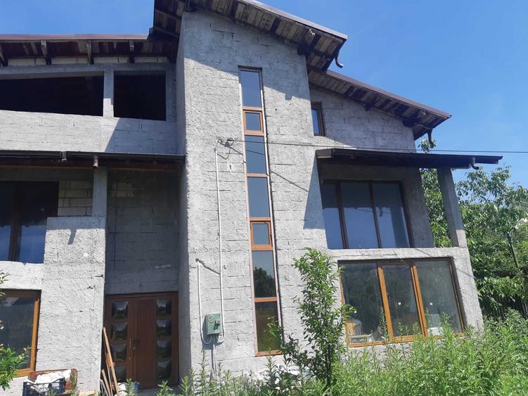 Casă cu 4 camere în Bradu