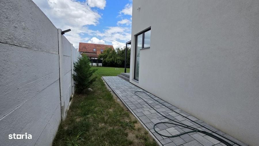 Casă cu 4 camere în Dumbrăvița
