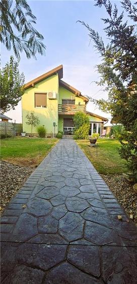 Casă individuală cu 4 camere cu Garaj în Sânmihaiu Român