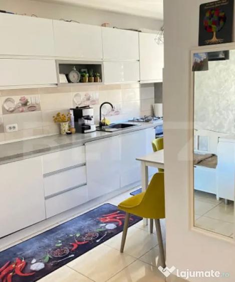 Apartament cu 3 camere decomandat în Tractorul