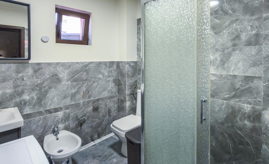 Casă individuală cu 6 camere cu Teren 400 Mp în Central
