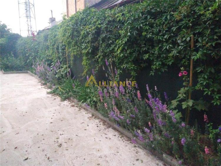 Casă cu 11 camere cu Canalizare în Central