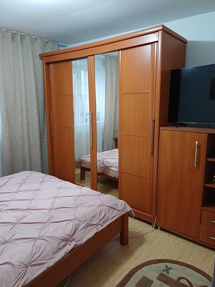 Apartament cu 3 camere semidecomandat în Teilor