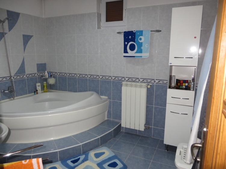 Casă cu 5 camere cu Teren 500 Mp în Mihai Bravu