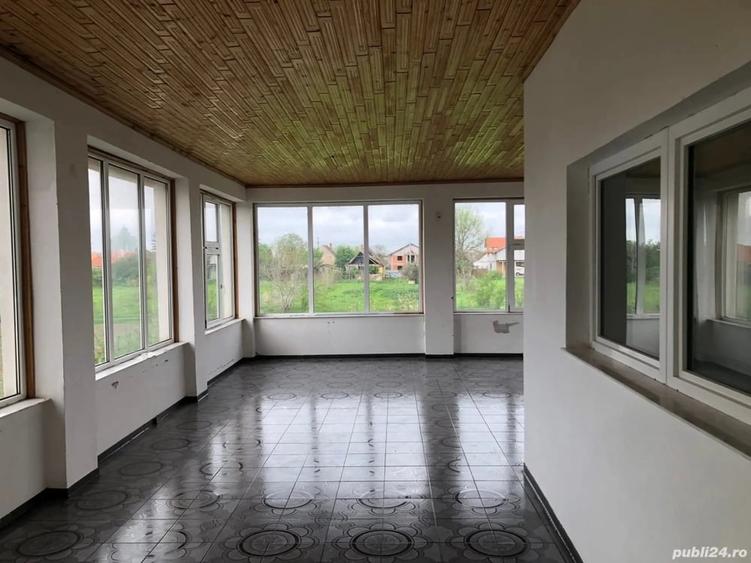 Casă cu 6 camere cu Teren 2877 Mp în Teremia Mare