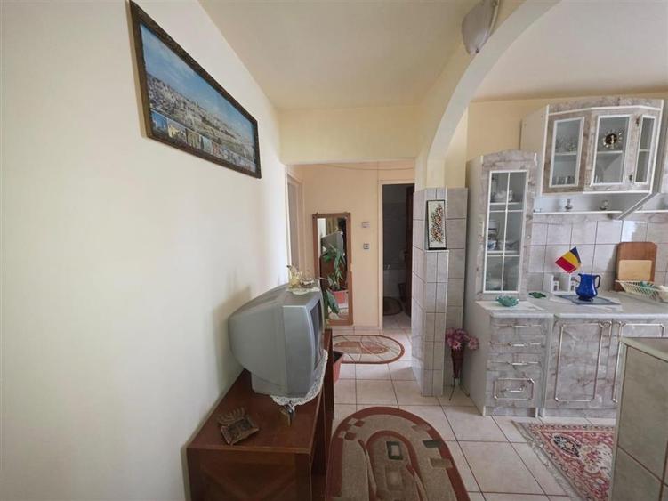 Apartament cu 2 camere decomandat, mobilat în Exterior Est