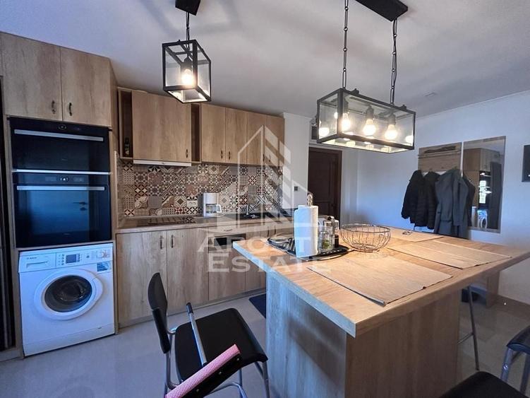 Apartament cu 3 camere semidecomandat, mobilat în Central