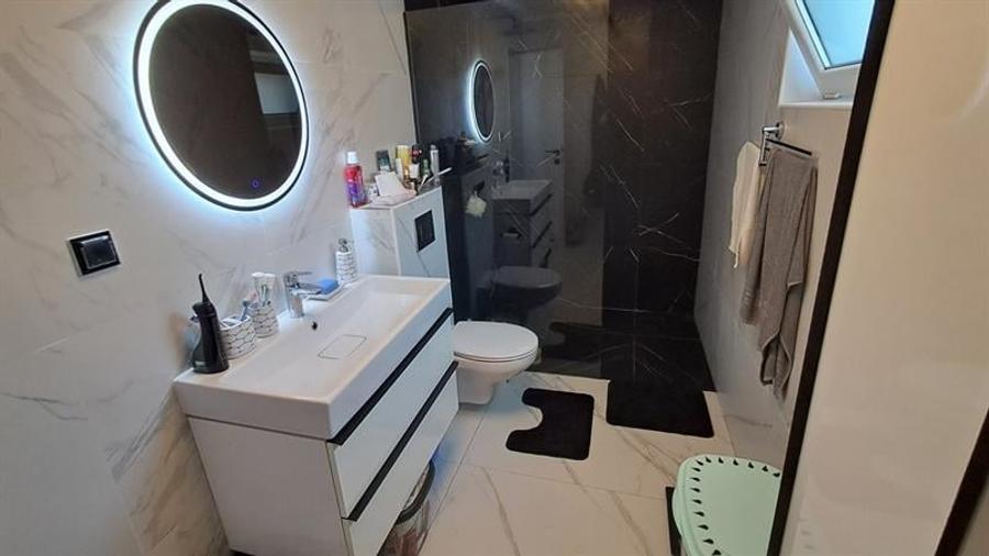 Casă individuală cu 4 camere cu Teren 438 Mp în Romanești