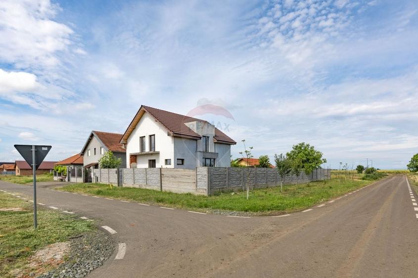 Casă individuală cu 5 camere cu Teren 620 Mp în Macea